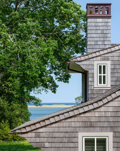 There is outlook to the ocean through a view corridor—an opening between the trees that reveals a spectacular view. The house is carefully oriented to take advantage of this opening.