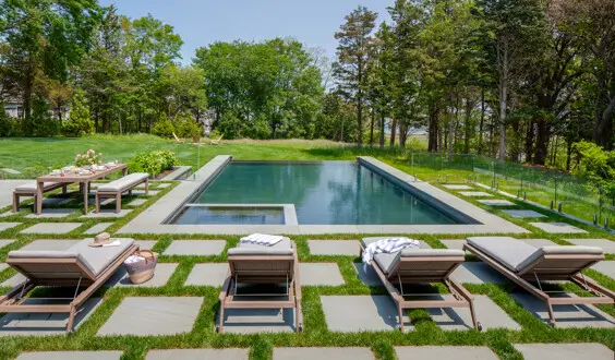 Relaxing at the infinity-edge pool with outlook to the ocean.