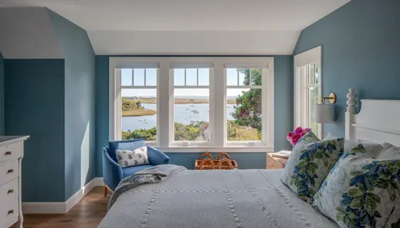 The spacious primary bedroom.